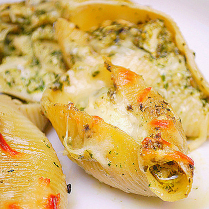 Фаршированные ракушками цыплята песто