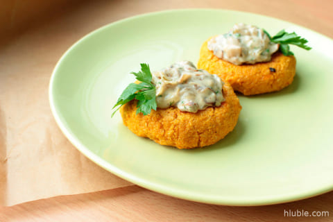 Carrot burgers with peanut sauce